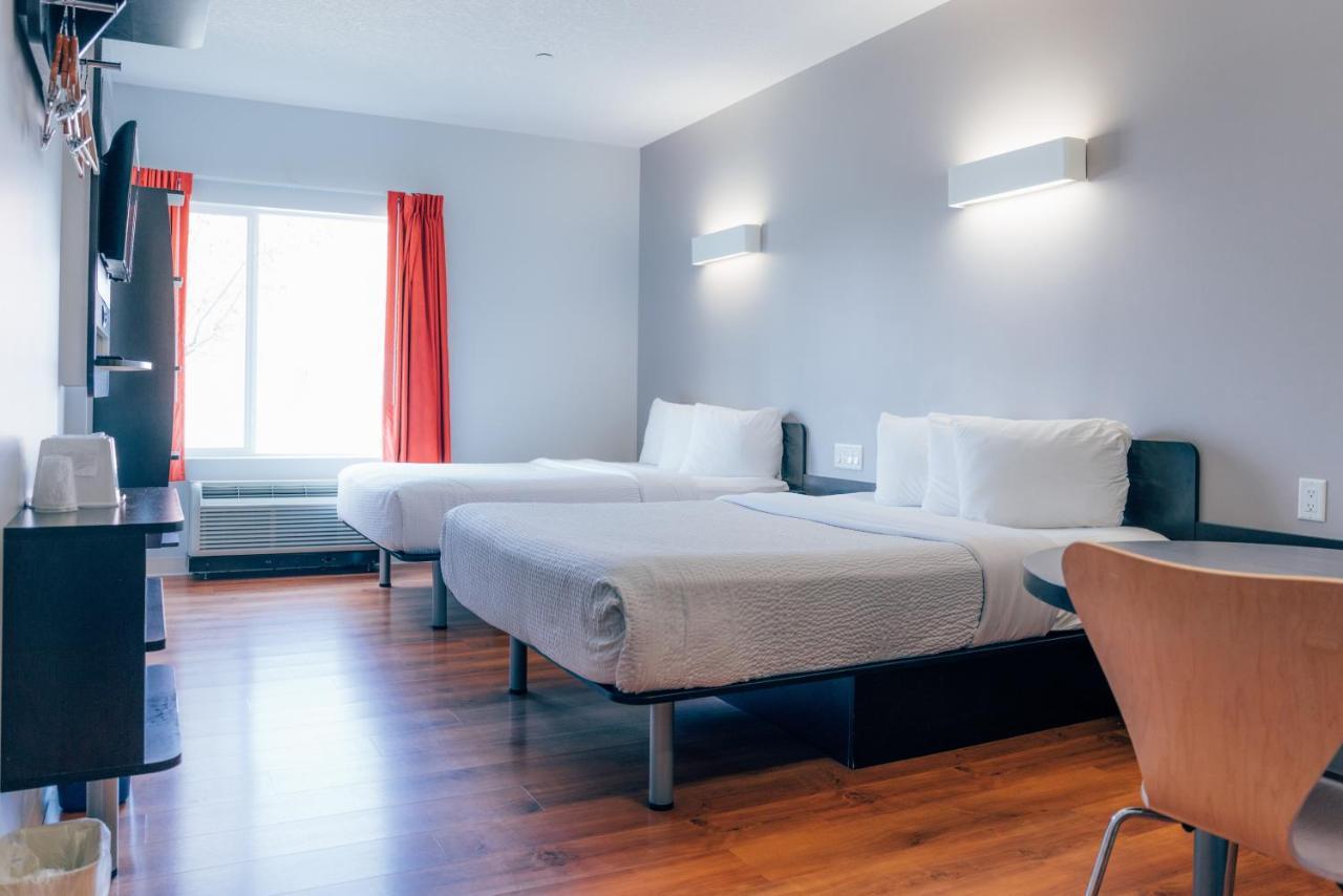 Motel 6 Airdrie Bagian luar foto