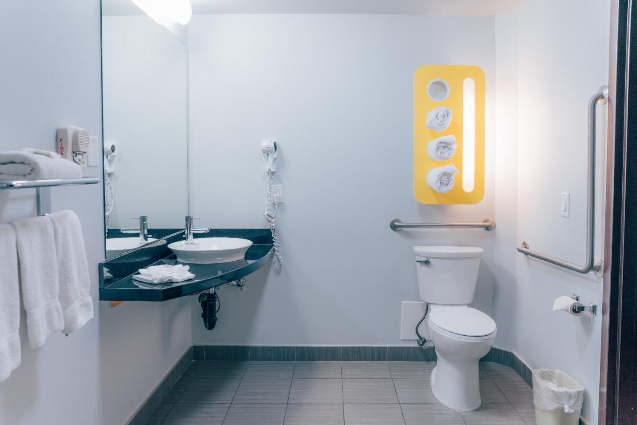 Motel 6 Airdrie Bagian luar foto