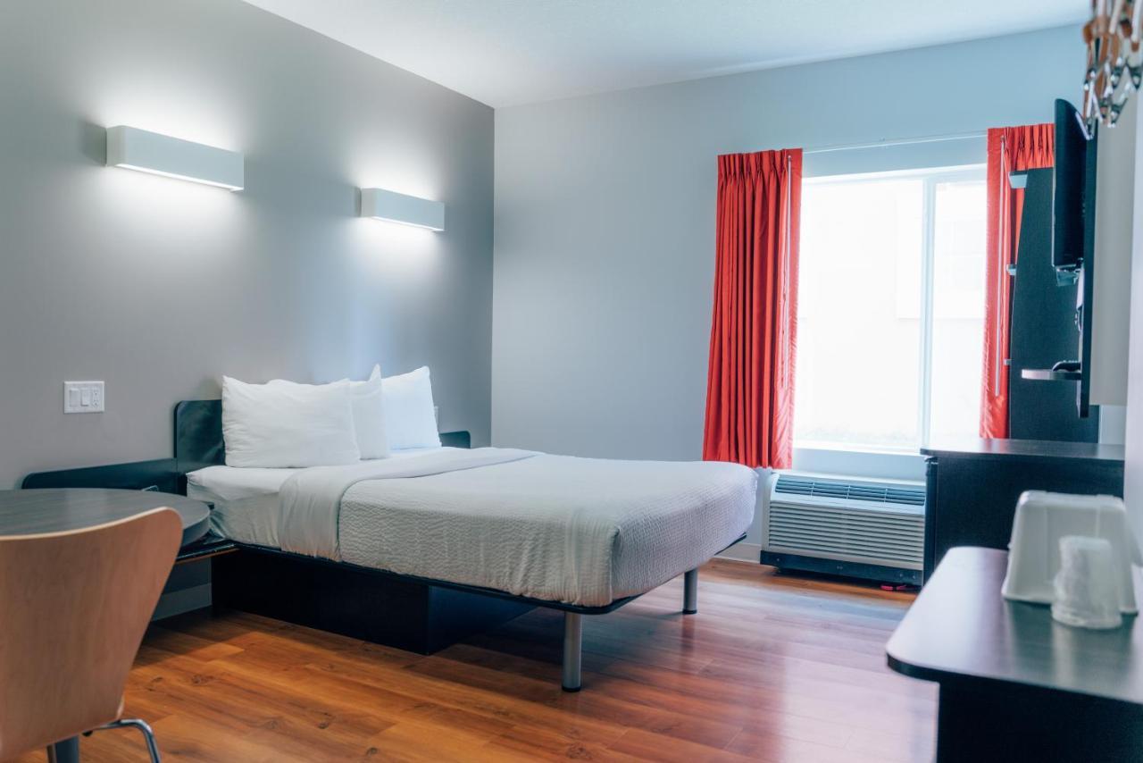 Motel 6 Airdrie Bagian luar foto
