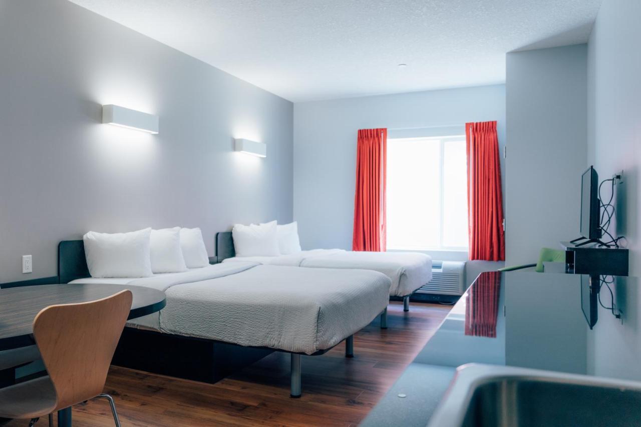 Motel 6 Airdrie Bagian luar foto