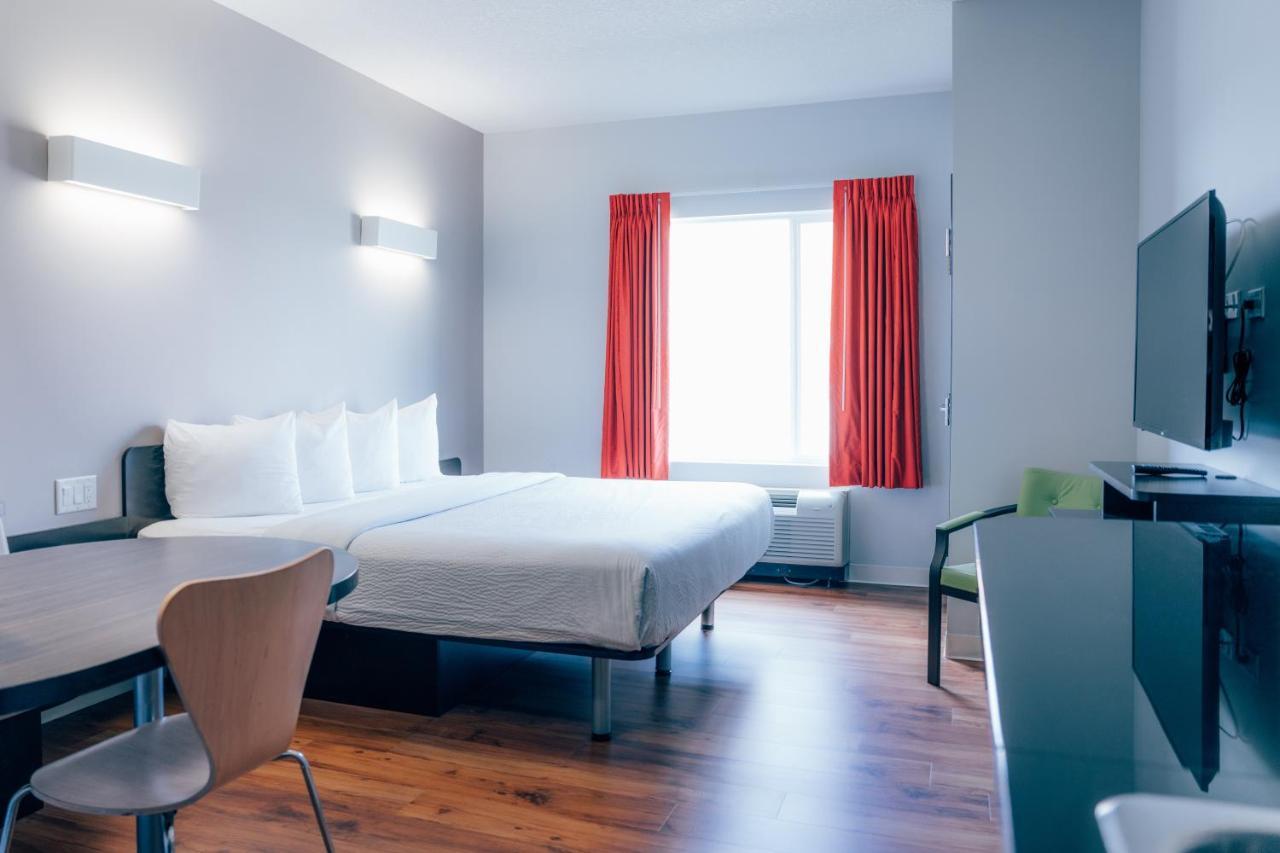 Motel 6 Airdrie Bagian luar foto