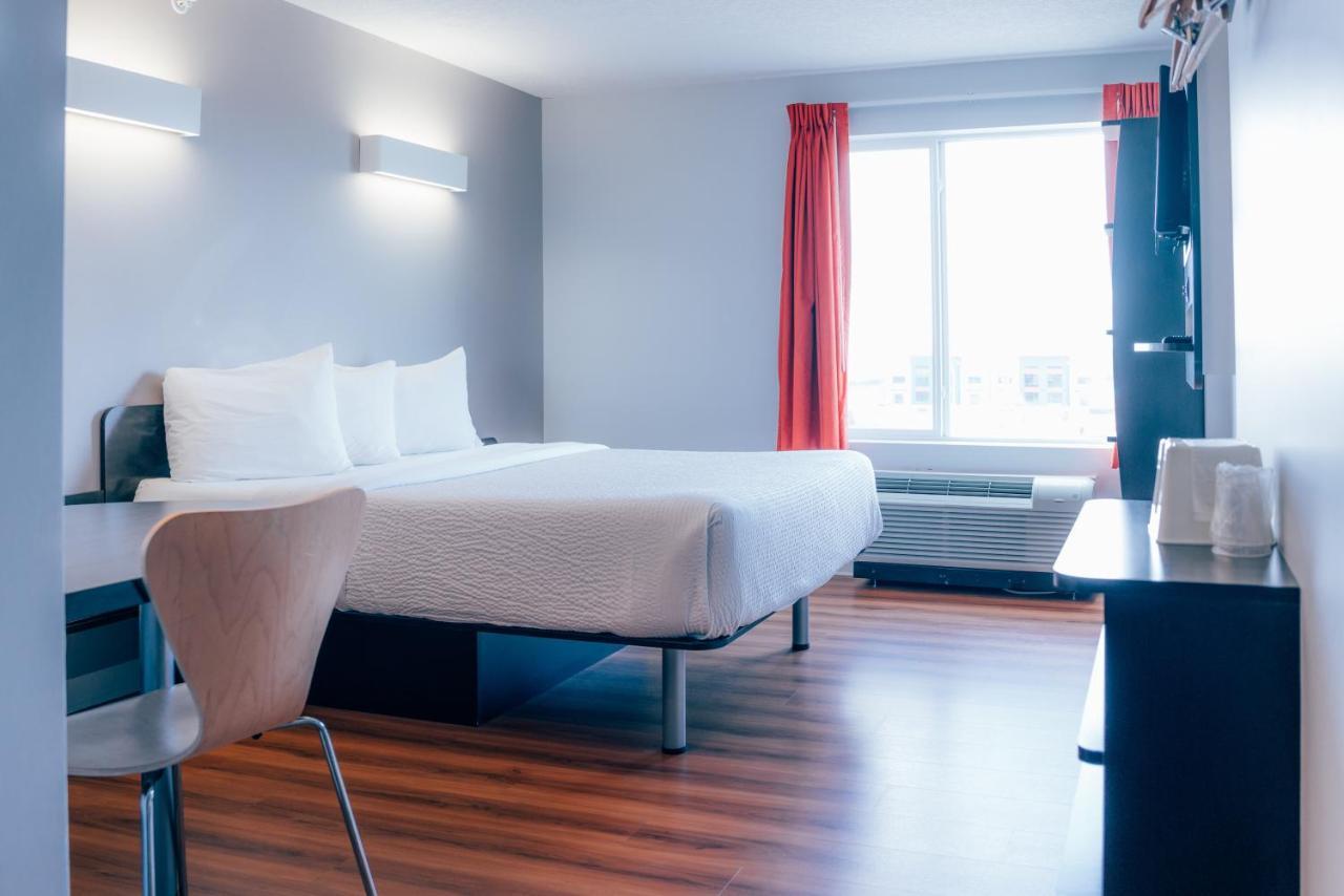 Motel 6 Airdrie Bagian luar foto