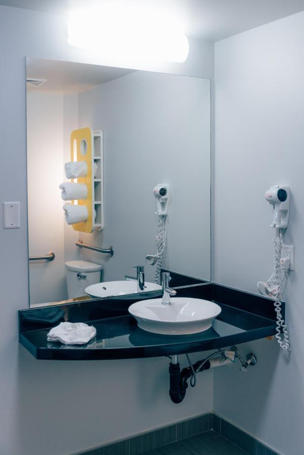 Motel 6 Airdrie Bagian luar foto