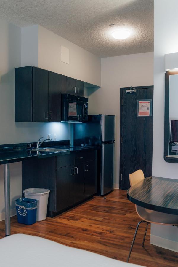 Motel 6 Airdrie Bagian luar foto