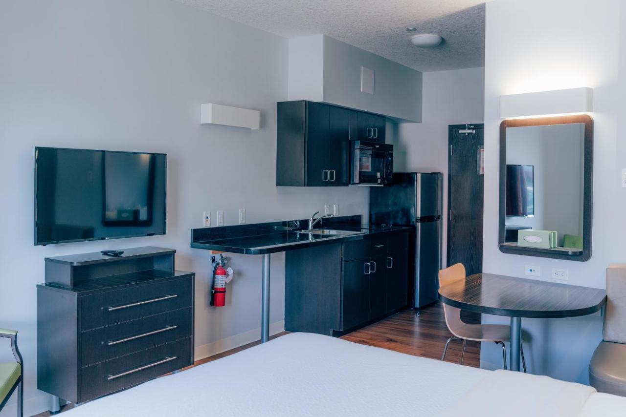 Motel 6 Airdrie Bagian luar foto