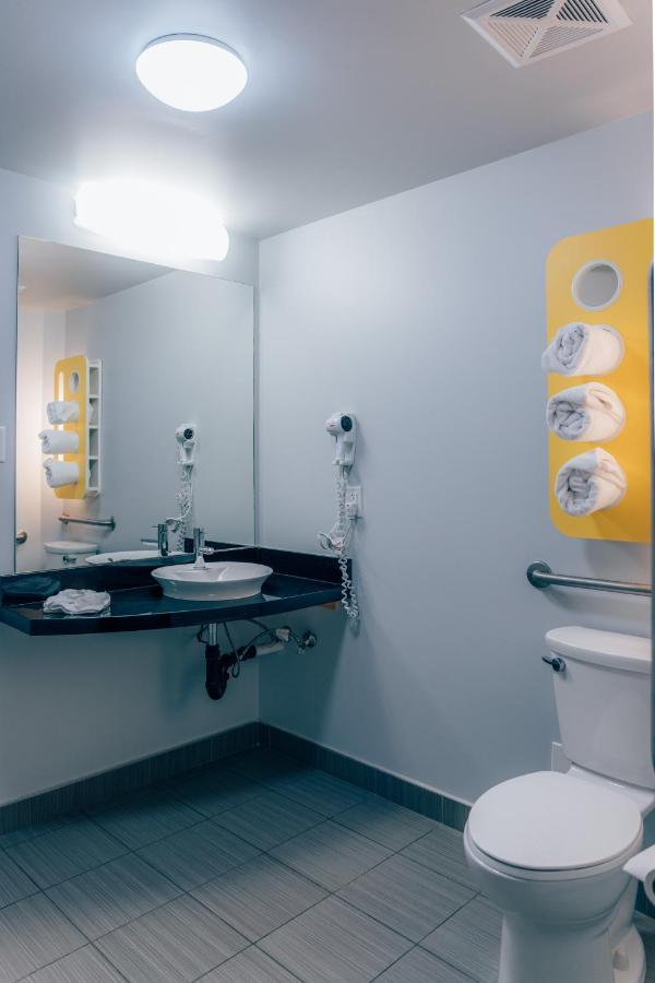 Motel 6 Airdrie Bagian luar foto