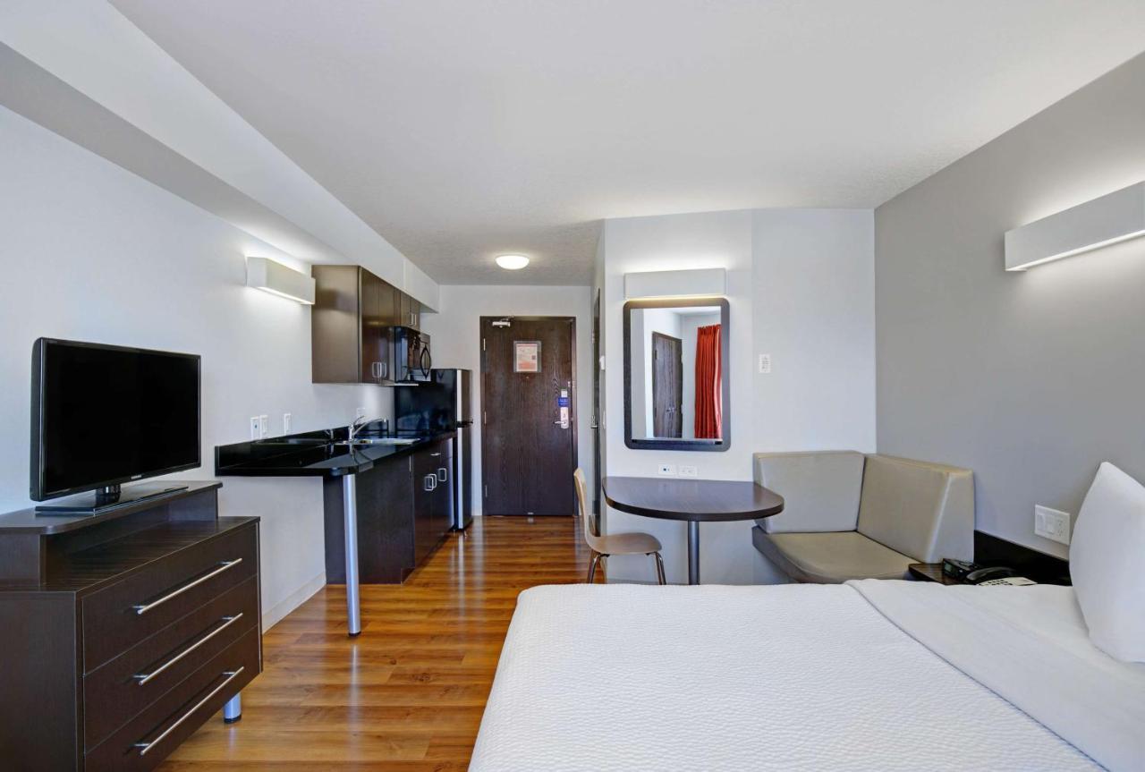 Motel 6 Airdrie Bagian luar foto