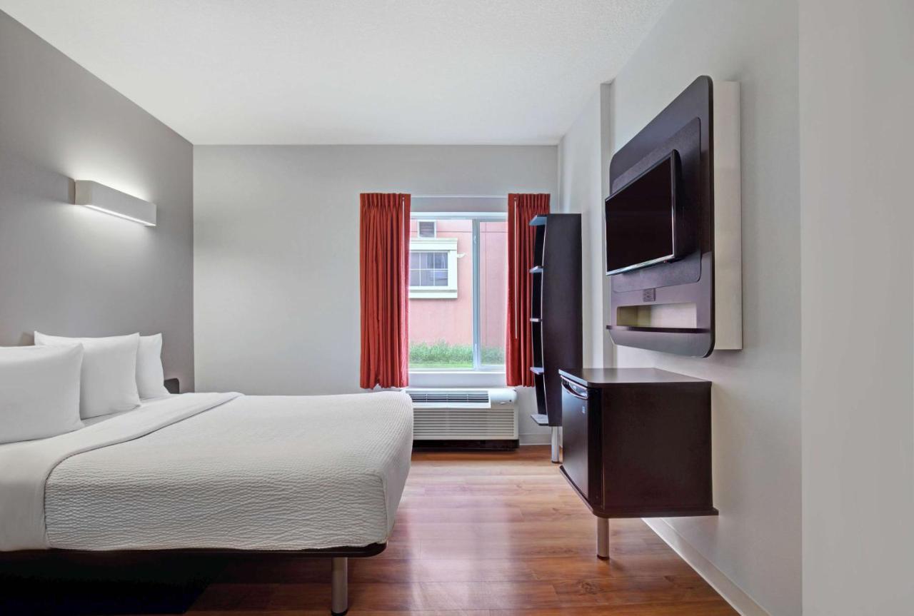 Motel 6 Airdrie Bagian luar foto