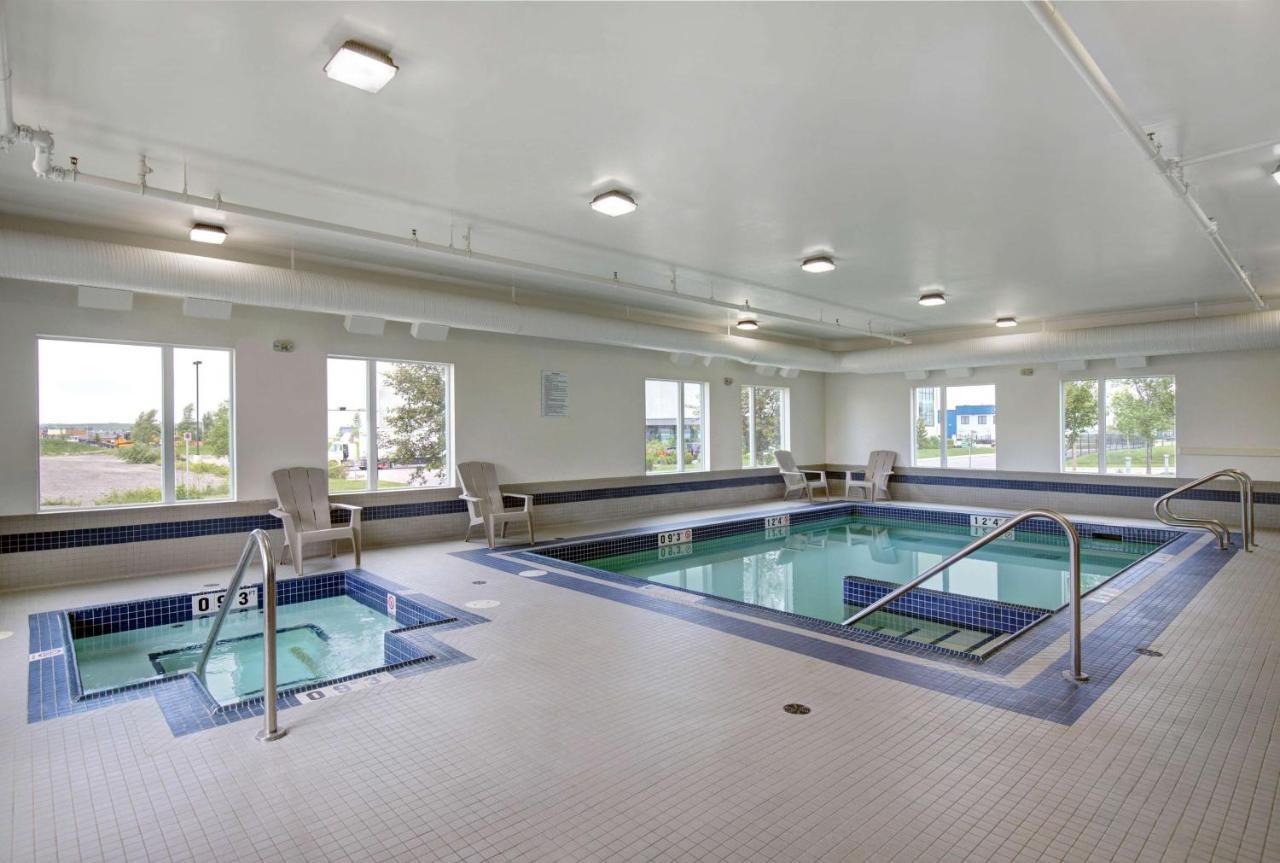 Motel 6 Airdrie Bagian luar foto