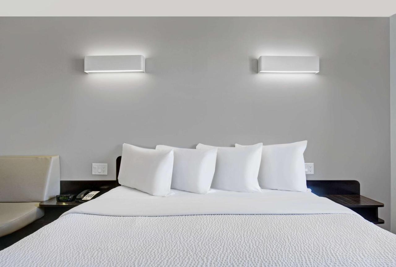 Motel 6 Airdrie Bagian luar foto