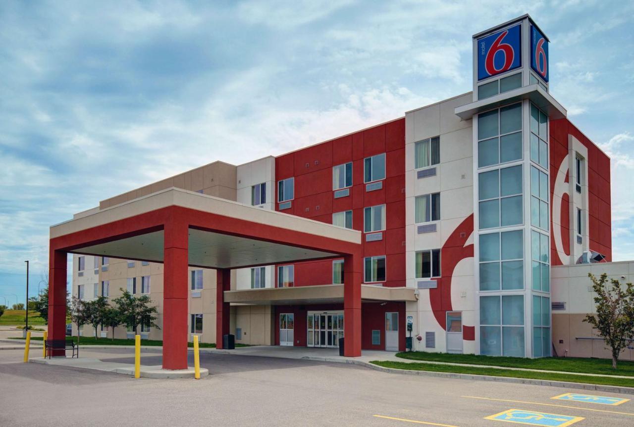 Motel 6 Airdrie Bagian luar foto