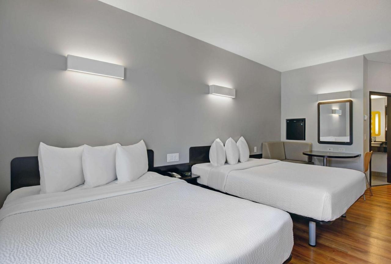 Motel 6 Airdrie Bagian luar foto