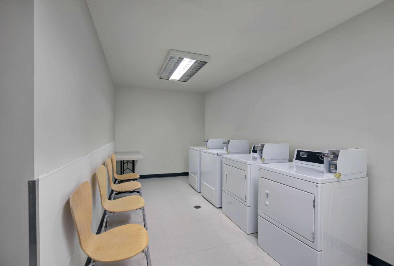 Motel 6 Airdrie Bagian luar foto