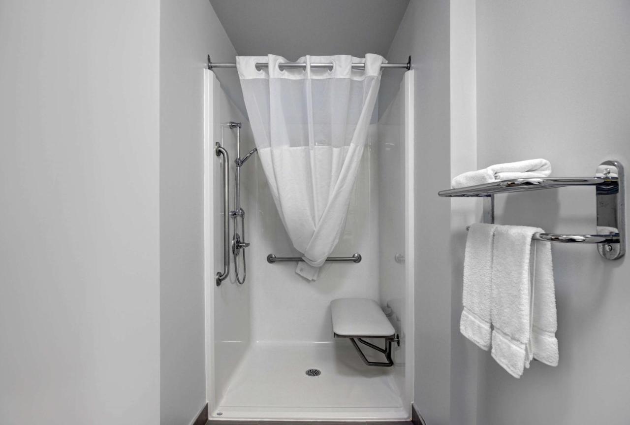 Motel 6 Airdrie Bagian luar foto