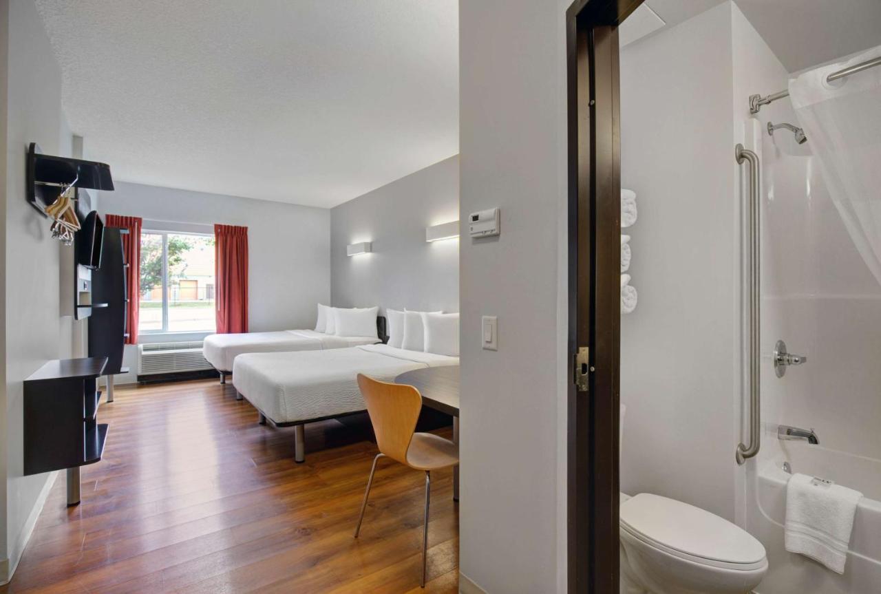 Motel 6 Airdrie Bagian luar foto