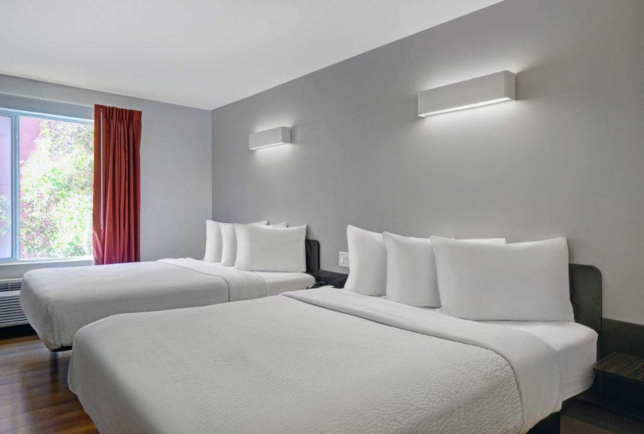 Motel 6 Airdrie Bagian luar foto