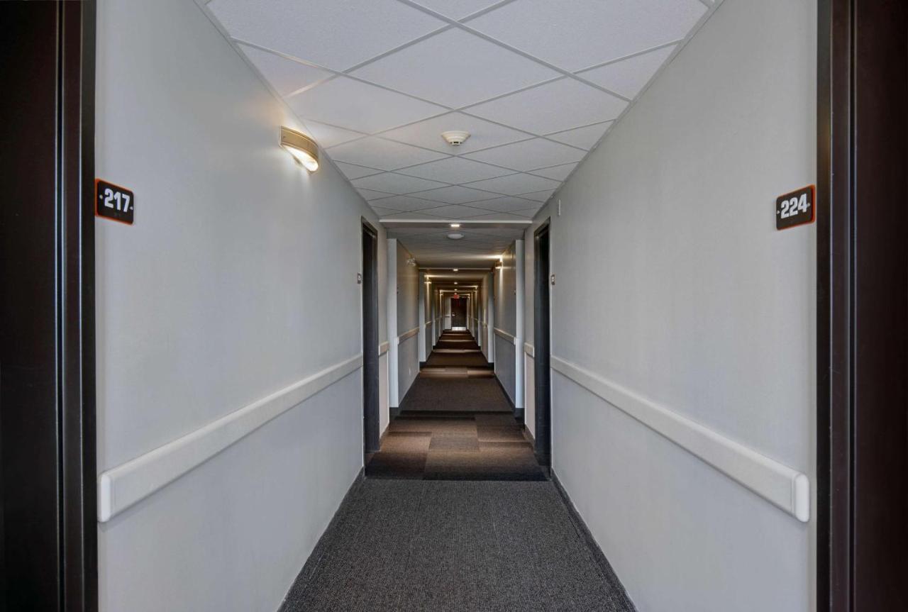 Motel 6 Airdrie Bagian luar foto