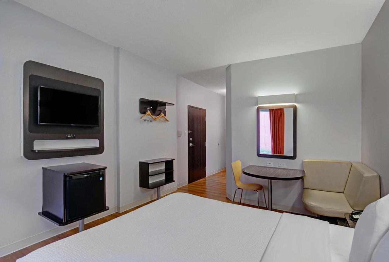 Motel 6 Airdrie Bagian luar foto