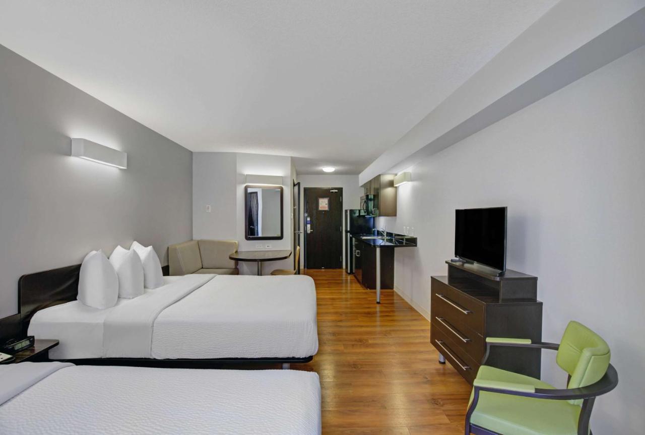 Motel 6 Airdrie Bagian luar foto