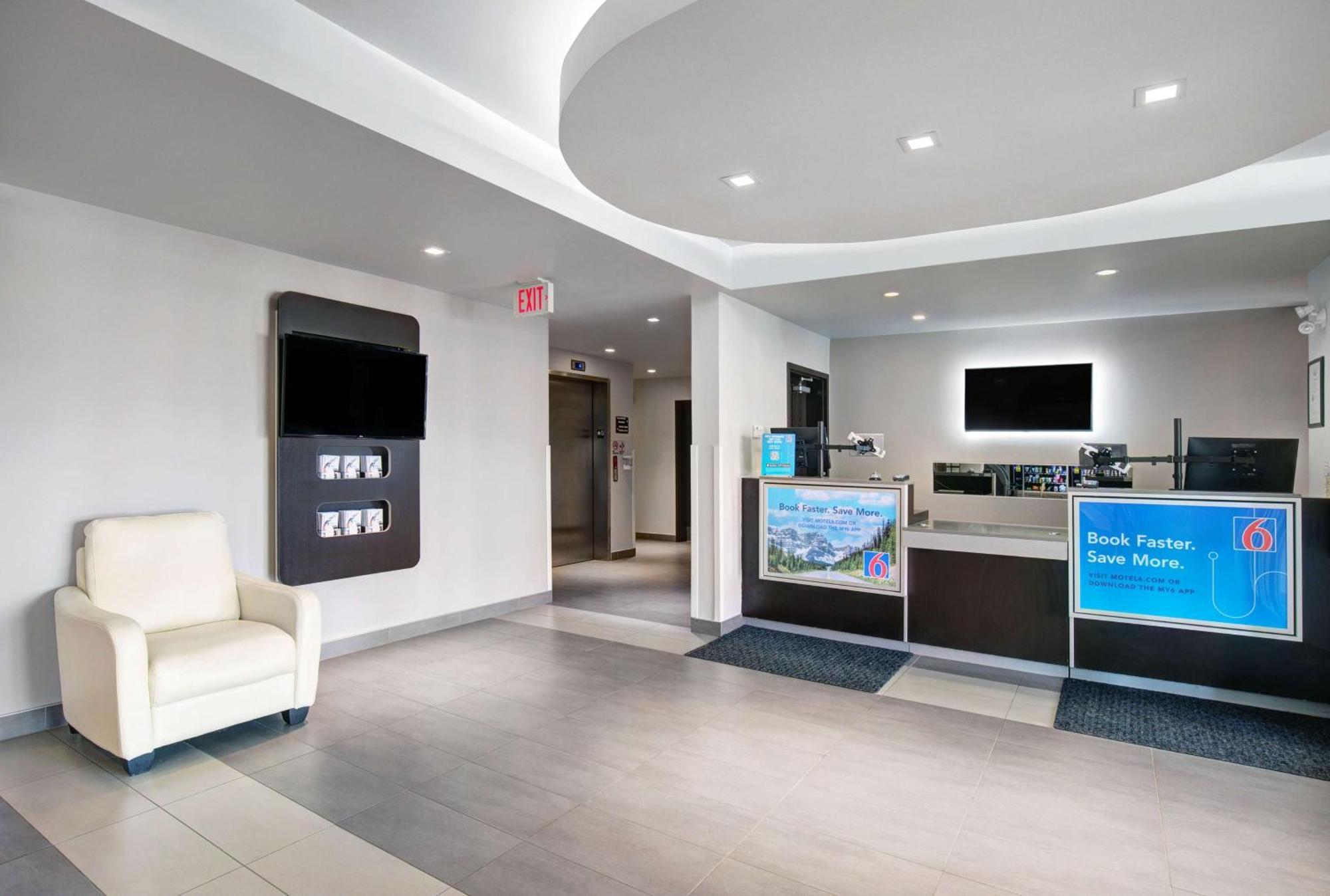 Motel 6 Airdrie Bagian luar foto