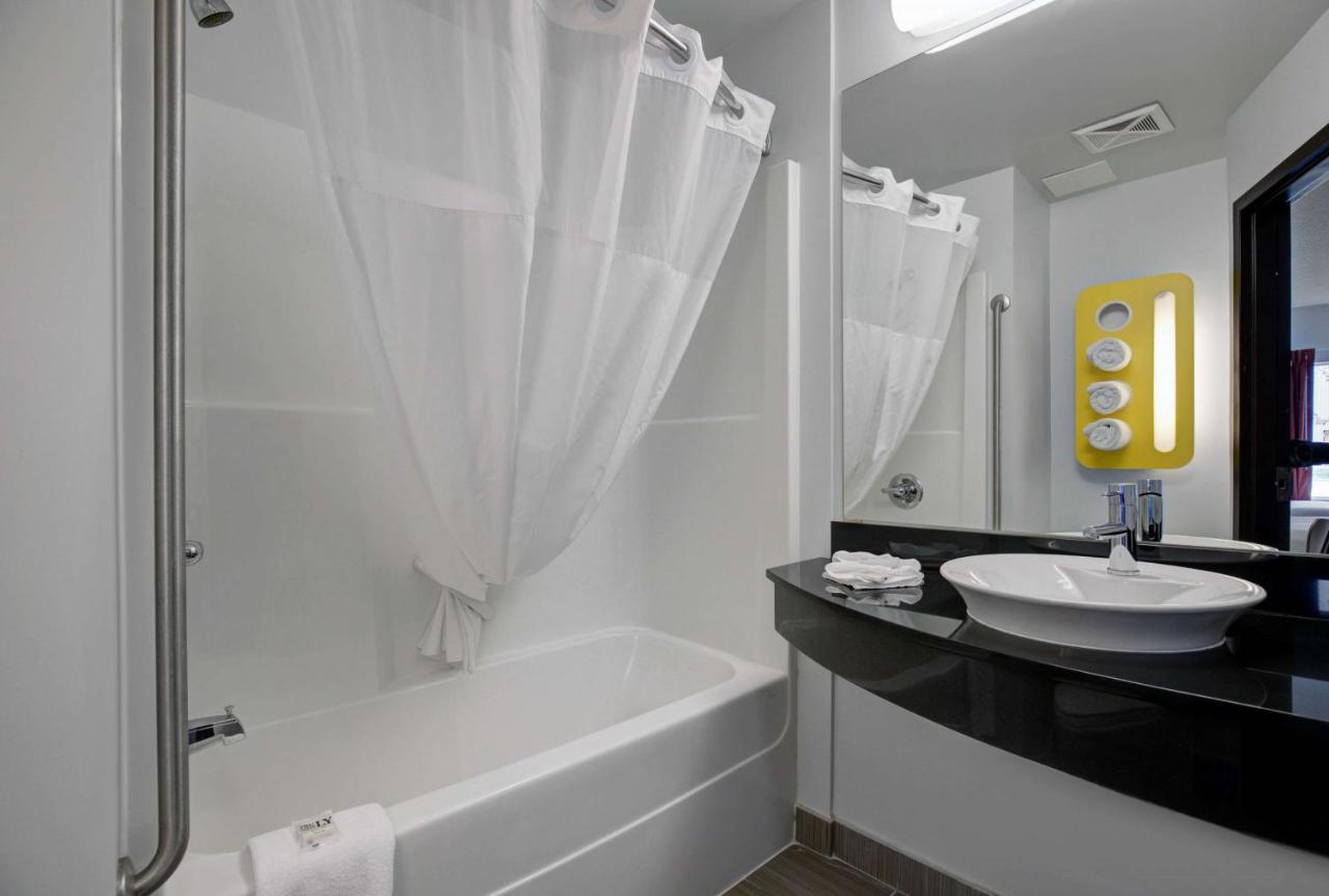 Motel 6 Airdrie Bagian luar foto