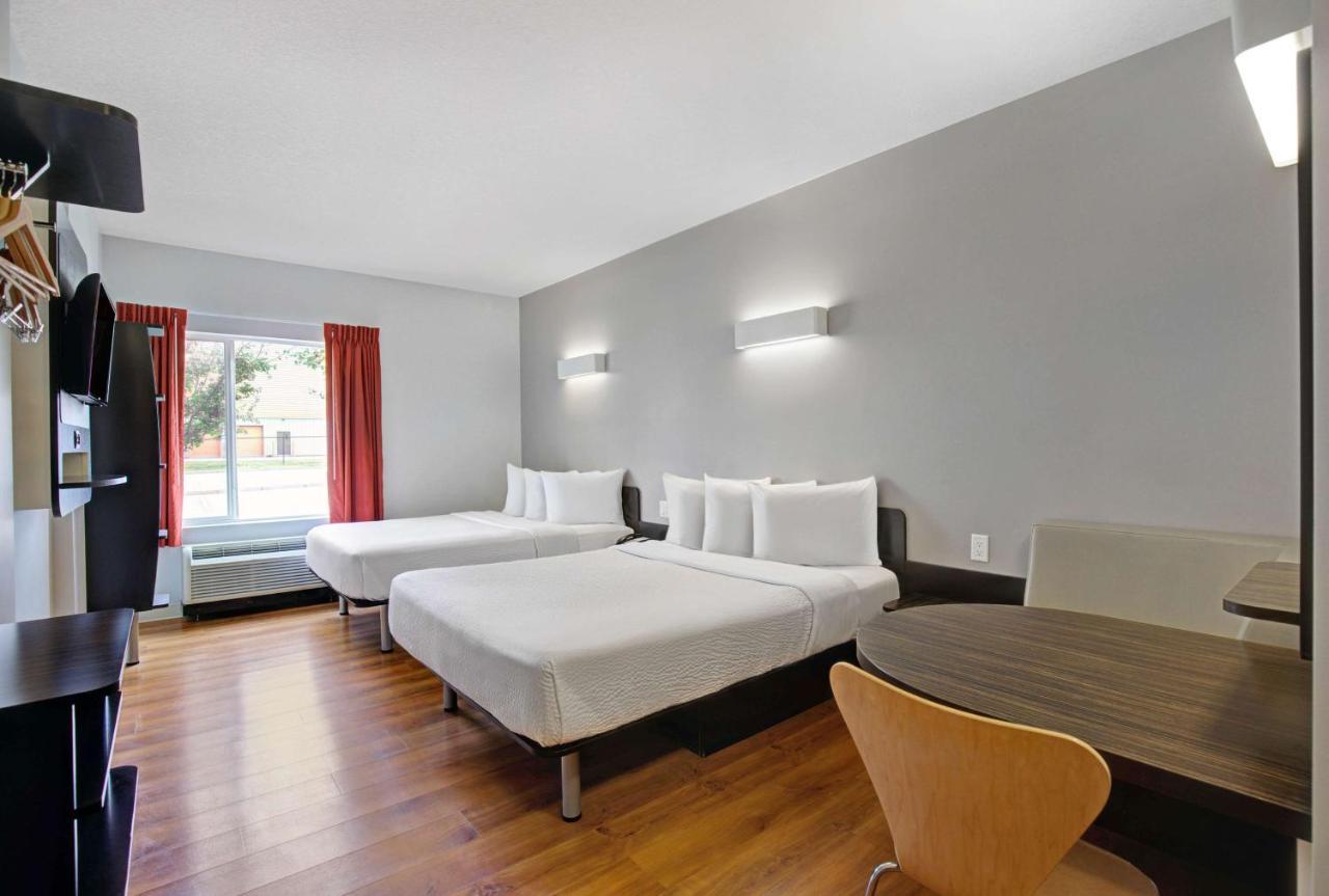 Motel 6 Airdrie Bagian luar foto