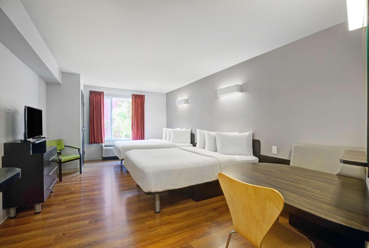 Motel 6 Airdrie Bagian luar foto
