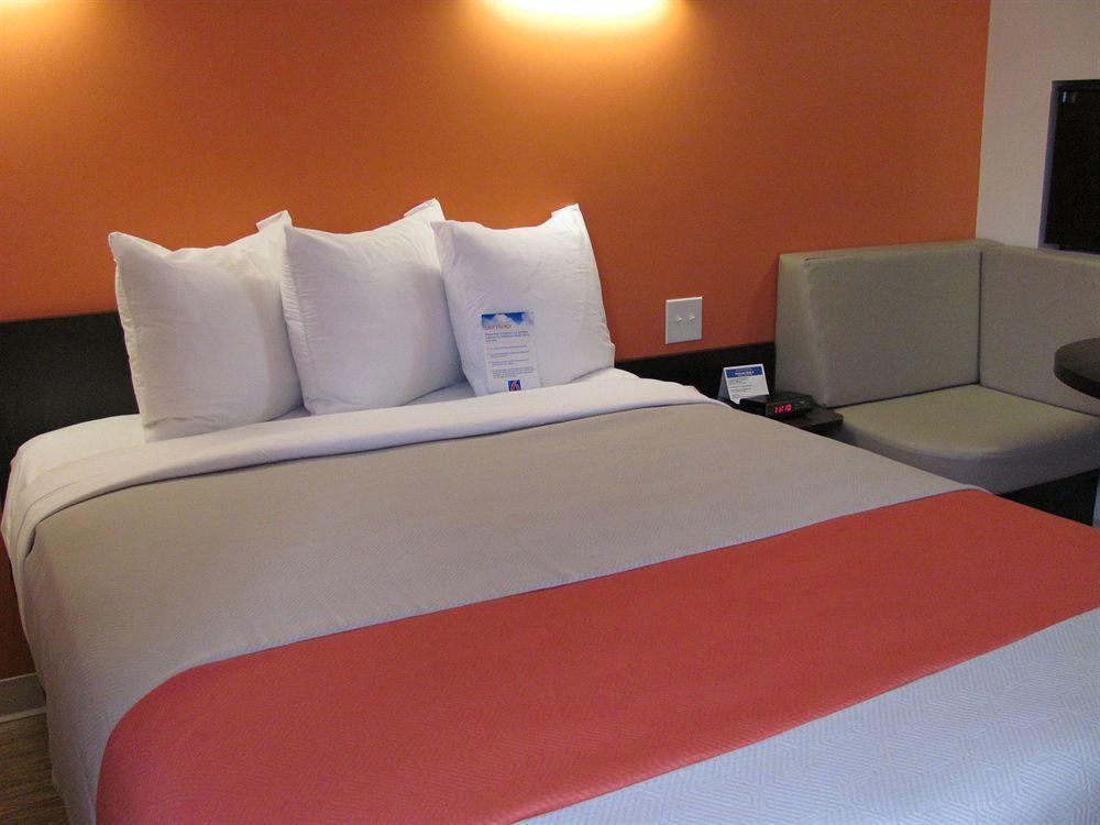 Motel 6 Airdrie Bagian luar foto