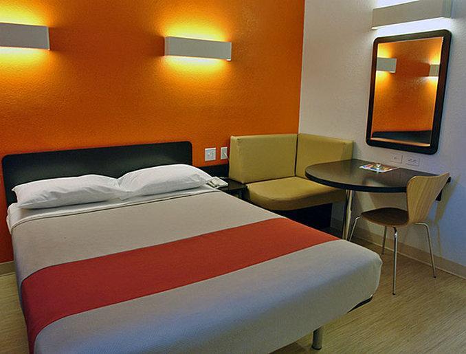 Motel 6 Airdrie Bagian luar foto