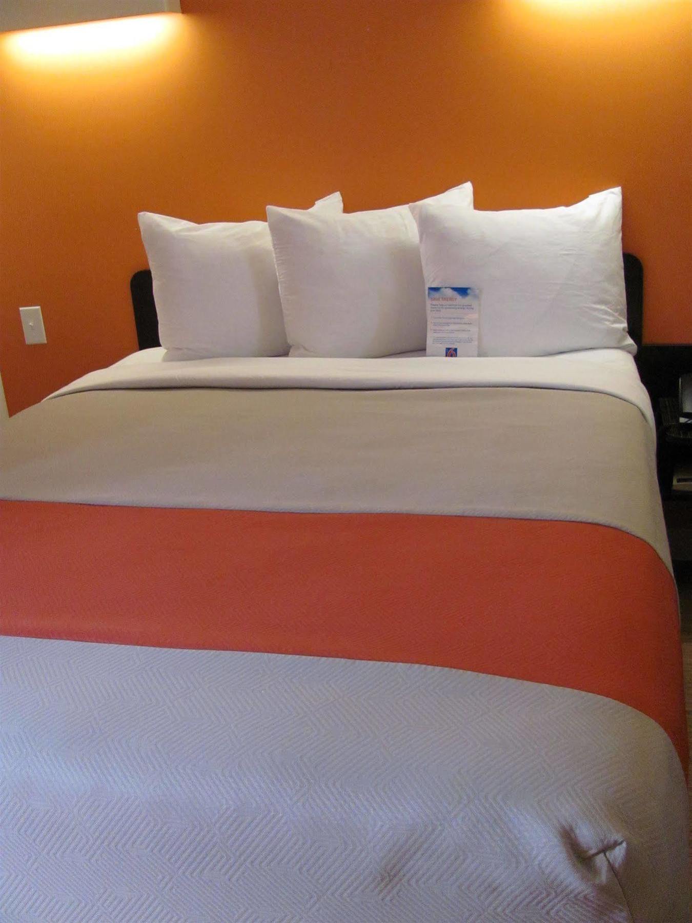 Motel 6 Airdrie Bagian luar foto