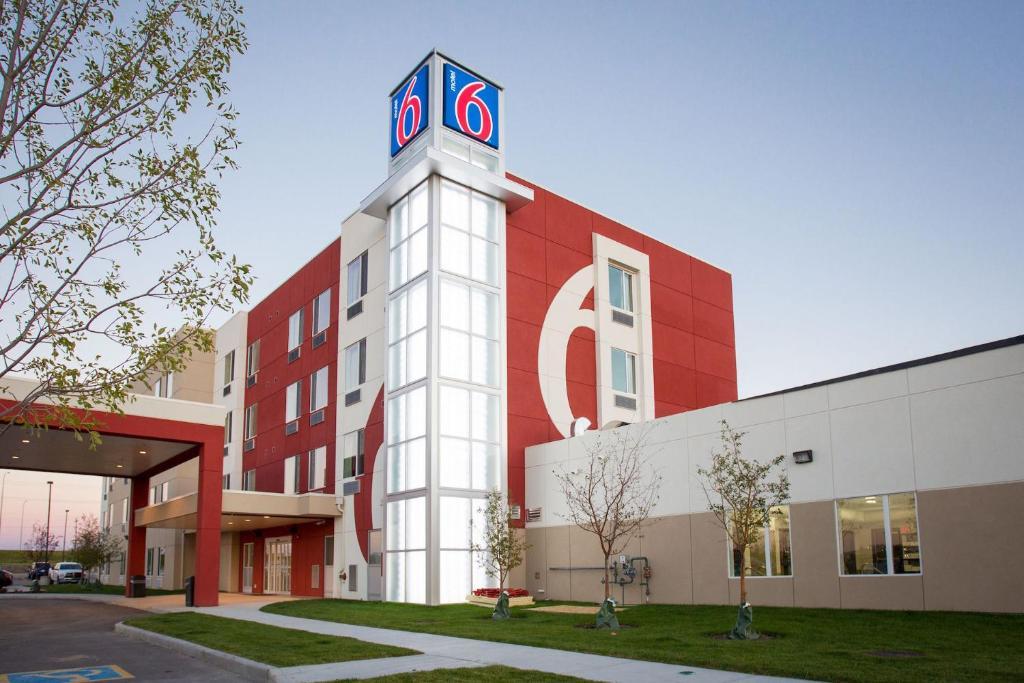 Motel 6 Airdrie Bagian luar foto