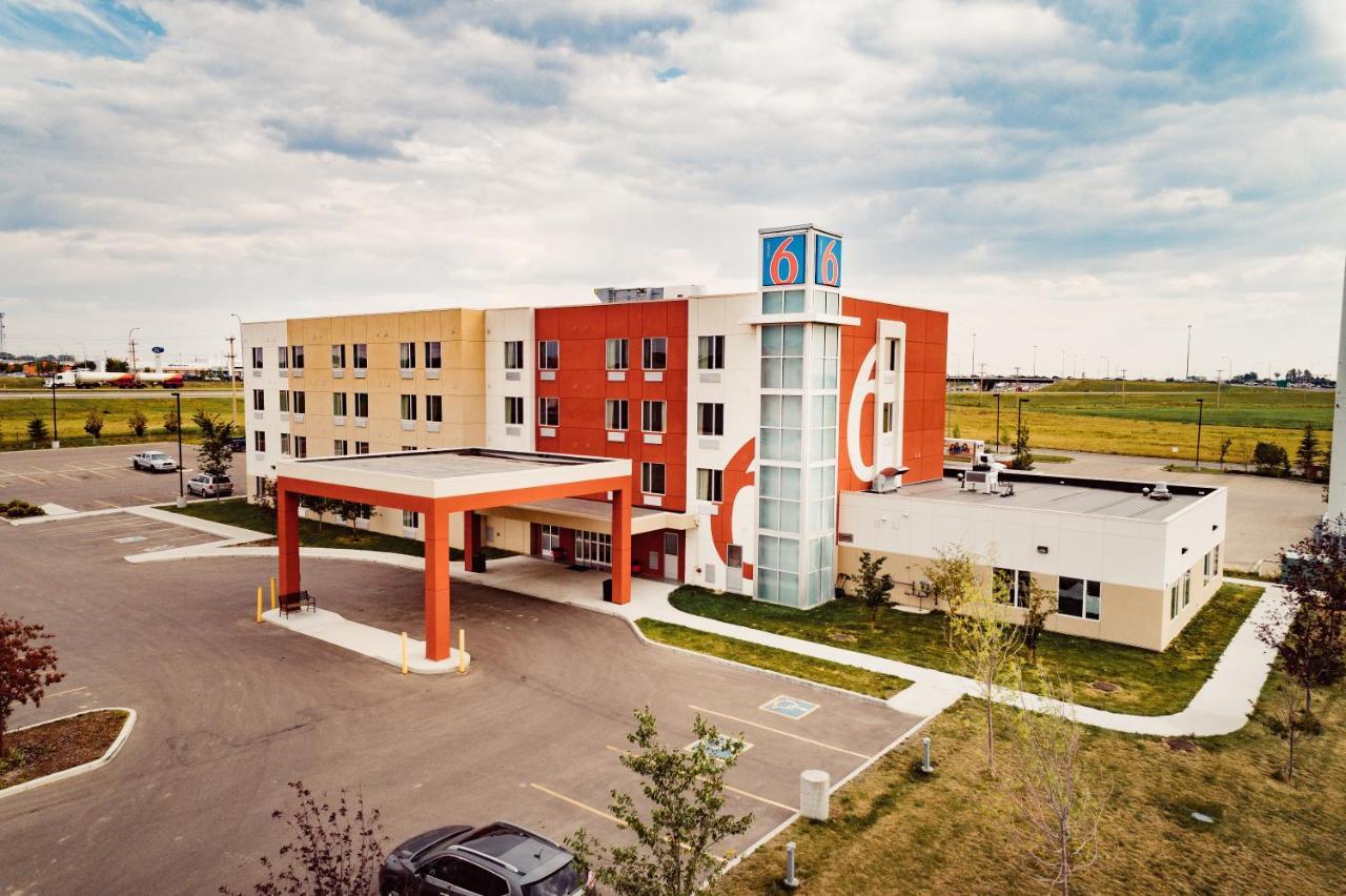 Motel 6 Airdrie Bagian luar foto