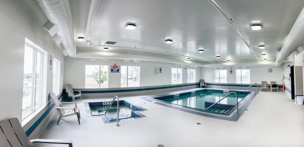 Motel 6 Airdrie Bagian luar foto