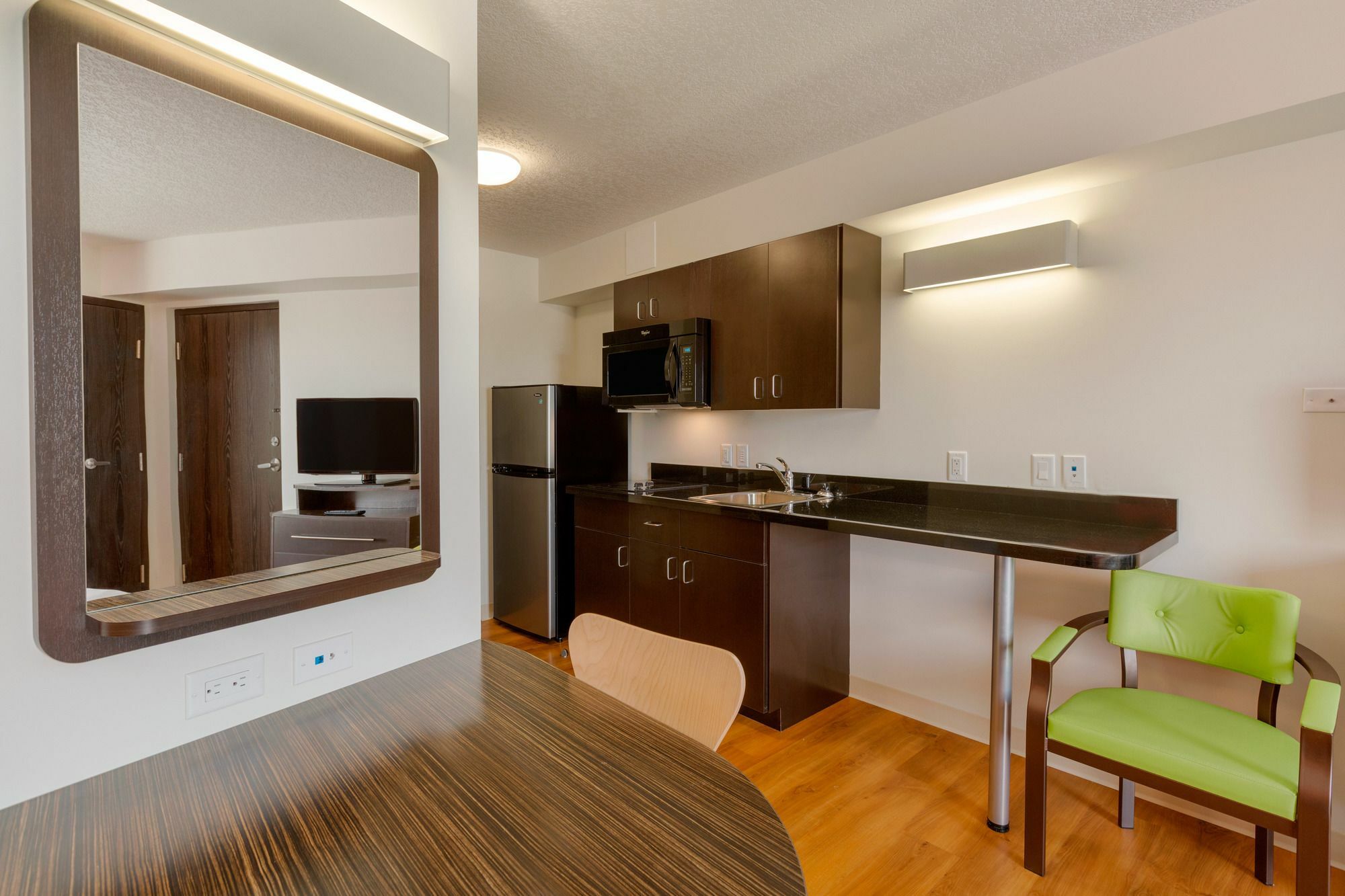 Motel 6 Airdrie Bagian luar foto