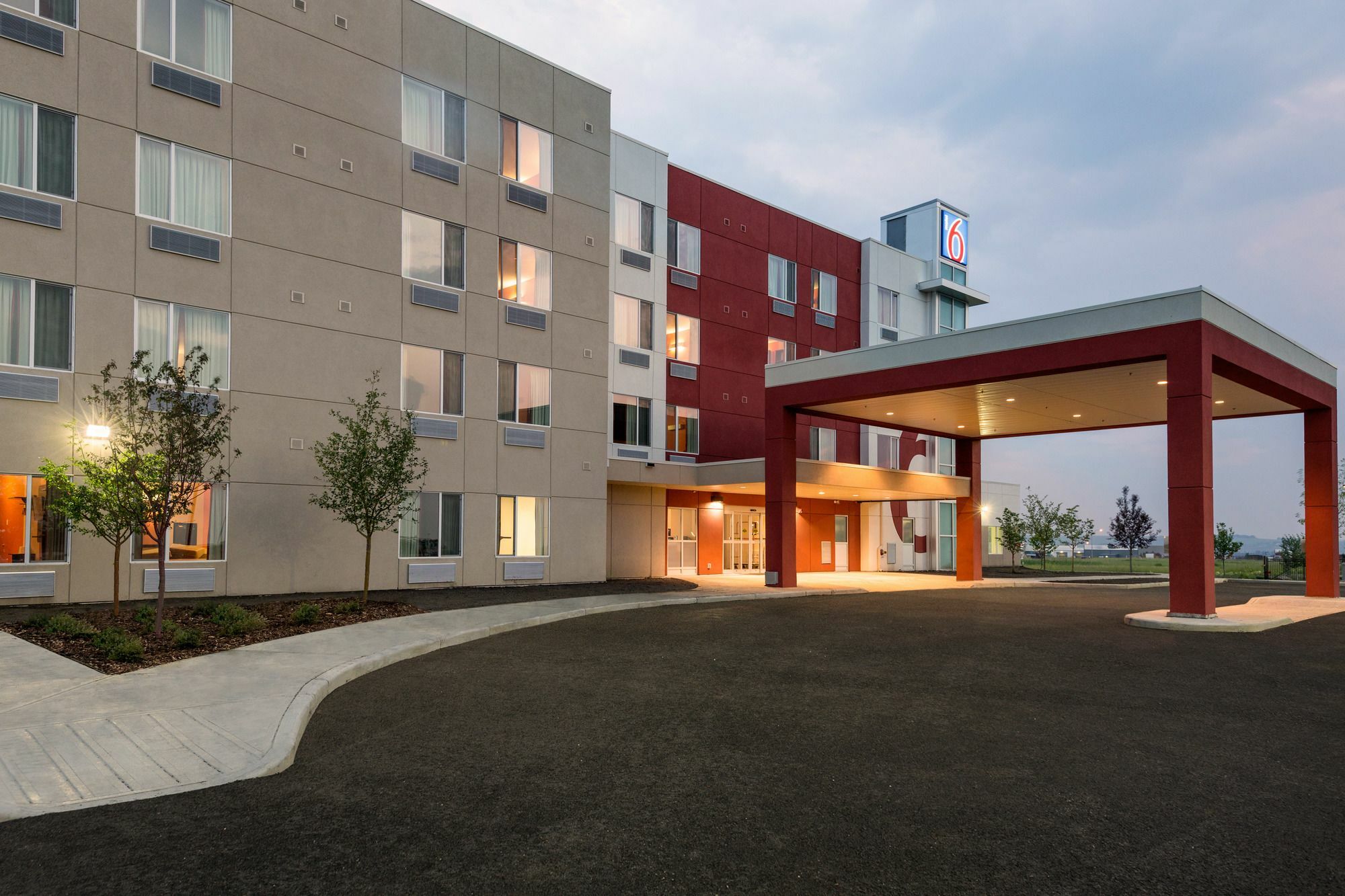 Motel 6 Airdrie Bagian luar foto
